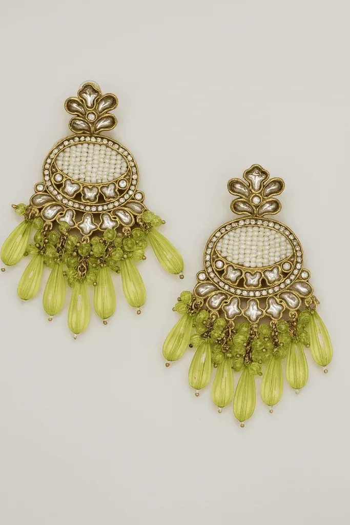 Tradycyjne kolczyki Indyjskie Innisai Indyjskie etniczne kolczyki online Innisai z perłami i zielonymi zdobieniami