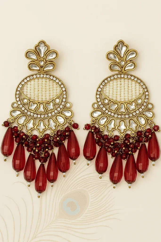 Tradycyjne kolczyki Indyjskie Innisai Red Indyjskie etniczne kolczyki online Innisai Red z perłami i czerwonymi kryształkami