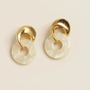 Etniczne kolczyki z żywicy w odcieniu perłowym, wykonane w Indiach