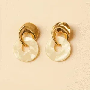 Etniczne kolczyki z żywicy w odcieniu perłowym, wykonane w Indiach