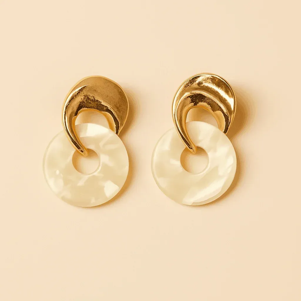 Kolczyki Żywiczne Pearl Etniczne kolczyki z żywicy w odcieniu perłowym, wykonane w Indiach