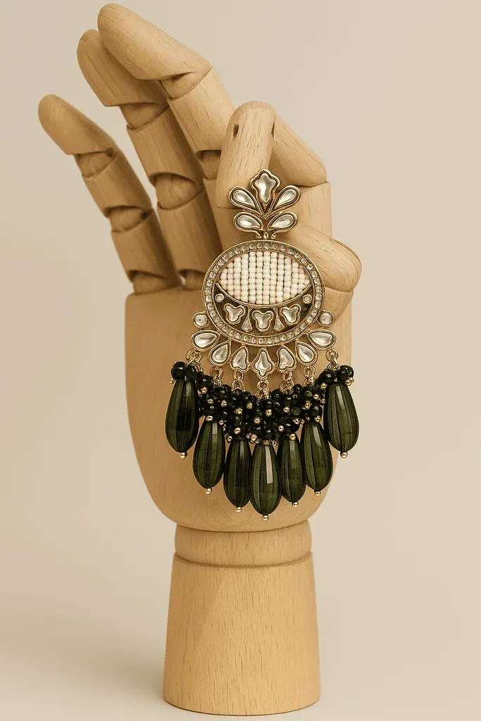 Tradycyjne kolczyki Indyjskie Innisai Khaki Tradycyjne kolczyki indyjskie w kolorze khaki, ręcznie wykonane z metalu