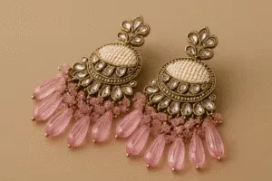 Tradycyjne kolczyki indyjskie Innisai z perłami i kryształkami