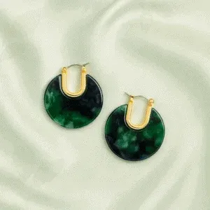 Indyjskie etniczne kolczyki online Arohi Hoops z zielonej żywicy i złotym wykończeniem