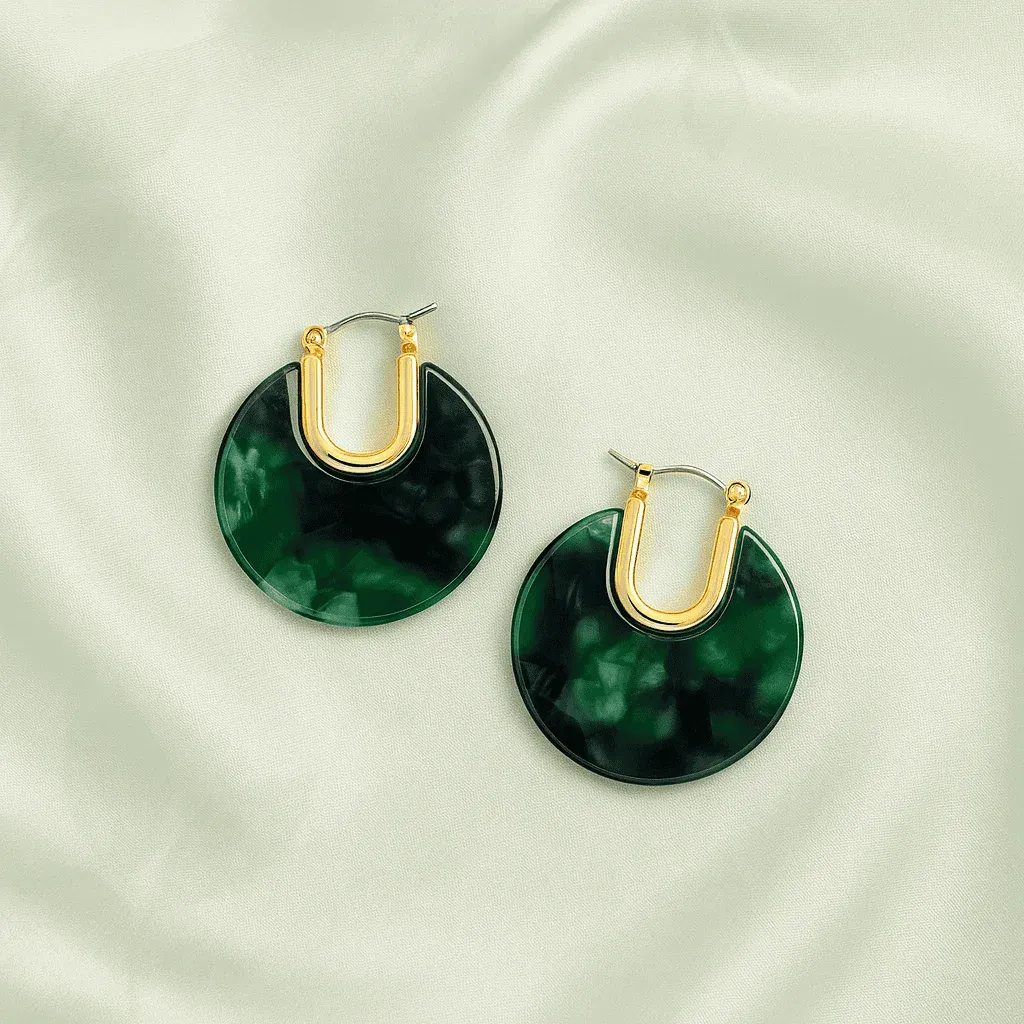 Kolczyki Ambar Arohi Indyjskie etniczne kolczyki online Arohi Hoops z zielonej żywicy i złotym wykończeniem