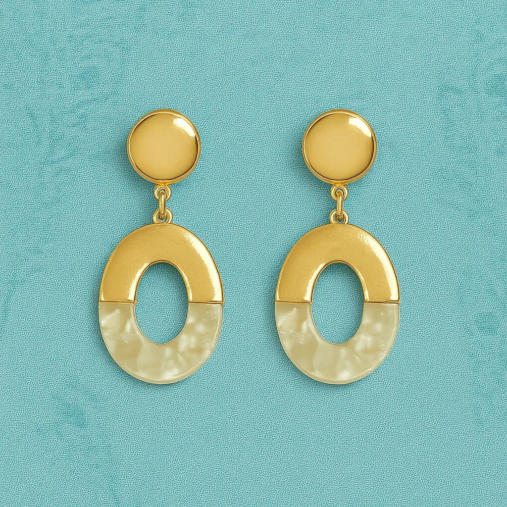 Kolczyki Żywiczne Oval Beige Nowoczesna kolekcja etnicznych kolczyków Biały z zielonej żywicy i złotym wykończeniem