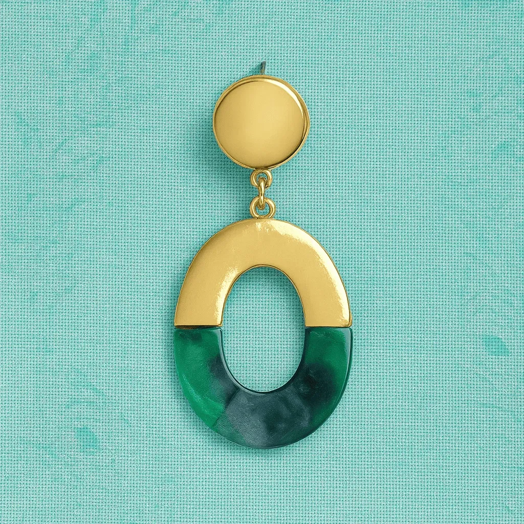 Kolczyki Żywiczne Oval Beige Nowoczesna kolekcja etnicznych kolczyków Oval Green z zielonej żywicy i złotym wykończeniem