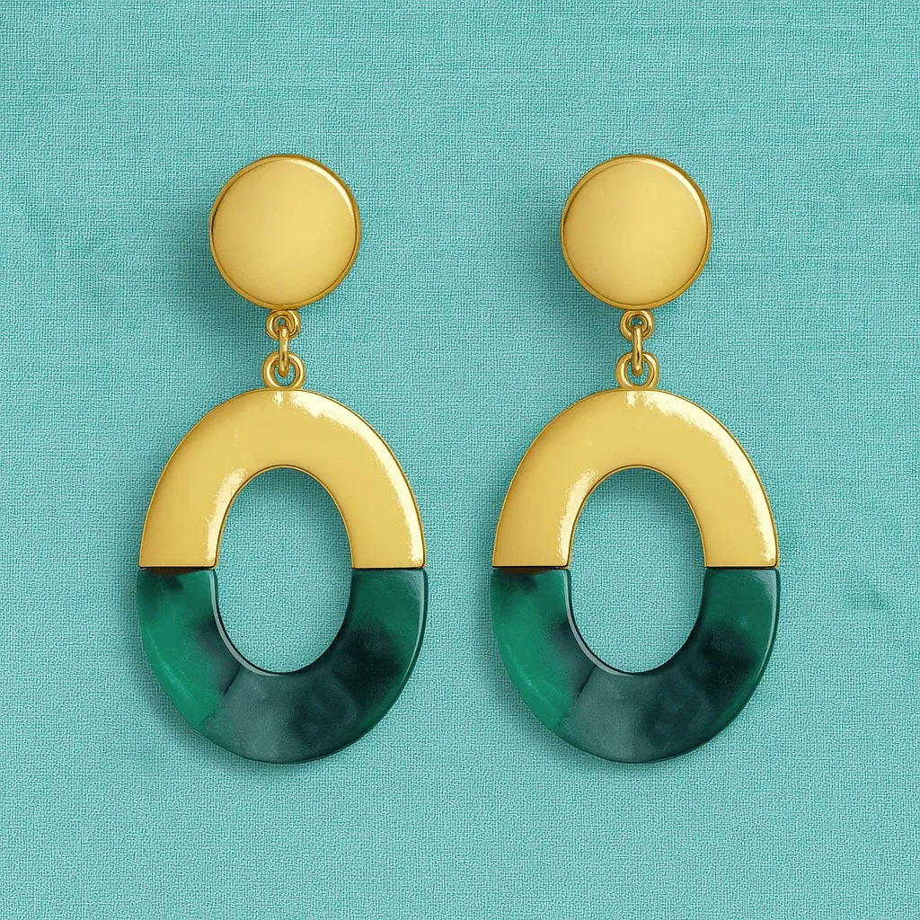 Kolczyki Żywiczne Oval Beige Nowoczesna kolekcja etnicznych kolczyków Oval Green z zielonej żywicy i złotym wykończeniem